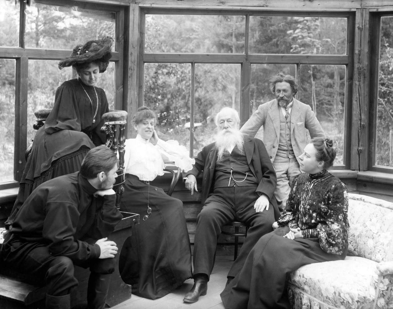 Vladimir Stasov vilar efter ett sittande med Ilya Repin, med Natalya Nordman-Severova, Maxim Gorky och Maria Andreyeva, vid Repins dacha, augusti 1904 av Russian Photographer