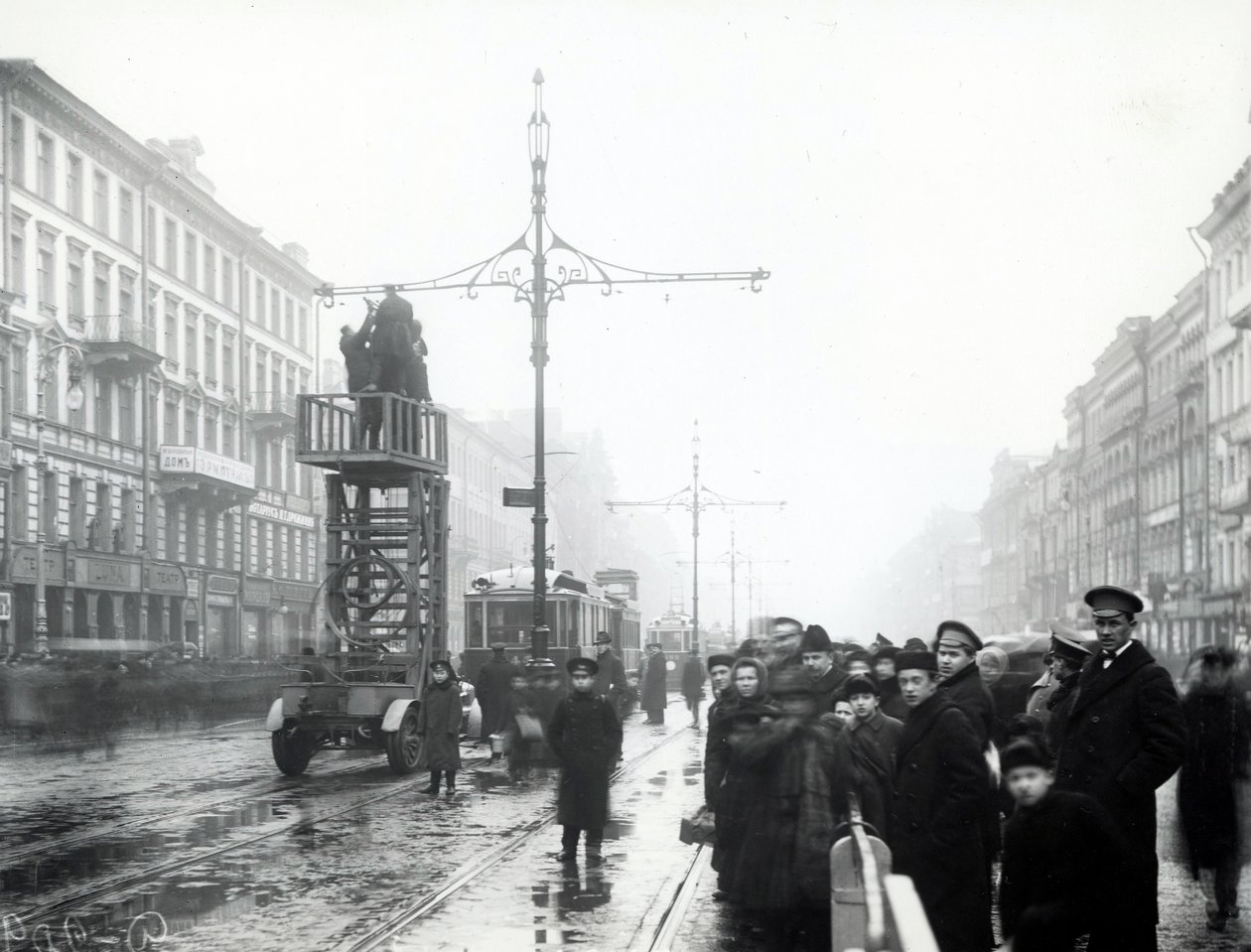 Arbetare som utför reparationer av spårvagnslinjer, St Petersburg, ca 1914 av Russian Photographer
