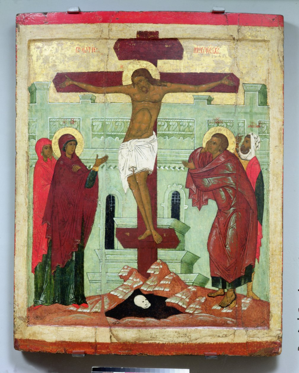 Ikon som visar korsfästelsen med jungfrun, Maria Magdalena, Johannes och centurionen Longinus, Novgorod-skolan (tempera på panel) av Russian School