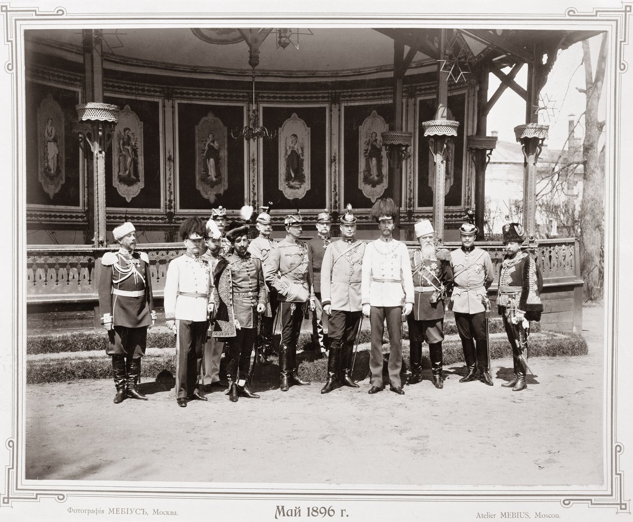 Tsar Nicholas II (1868-1918) står i paviljongen i palatset tillsammans med en grupp av sina manliga anhängare, ca 1896 av Russian School