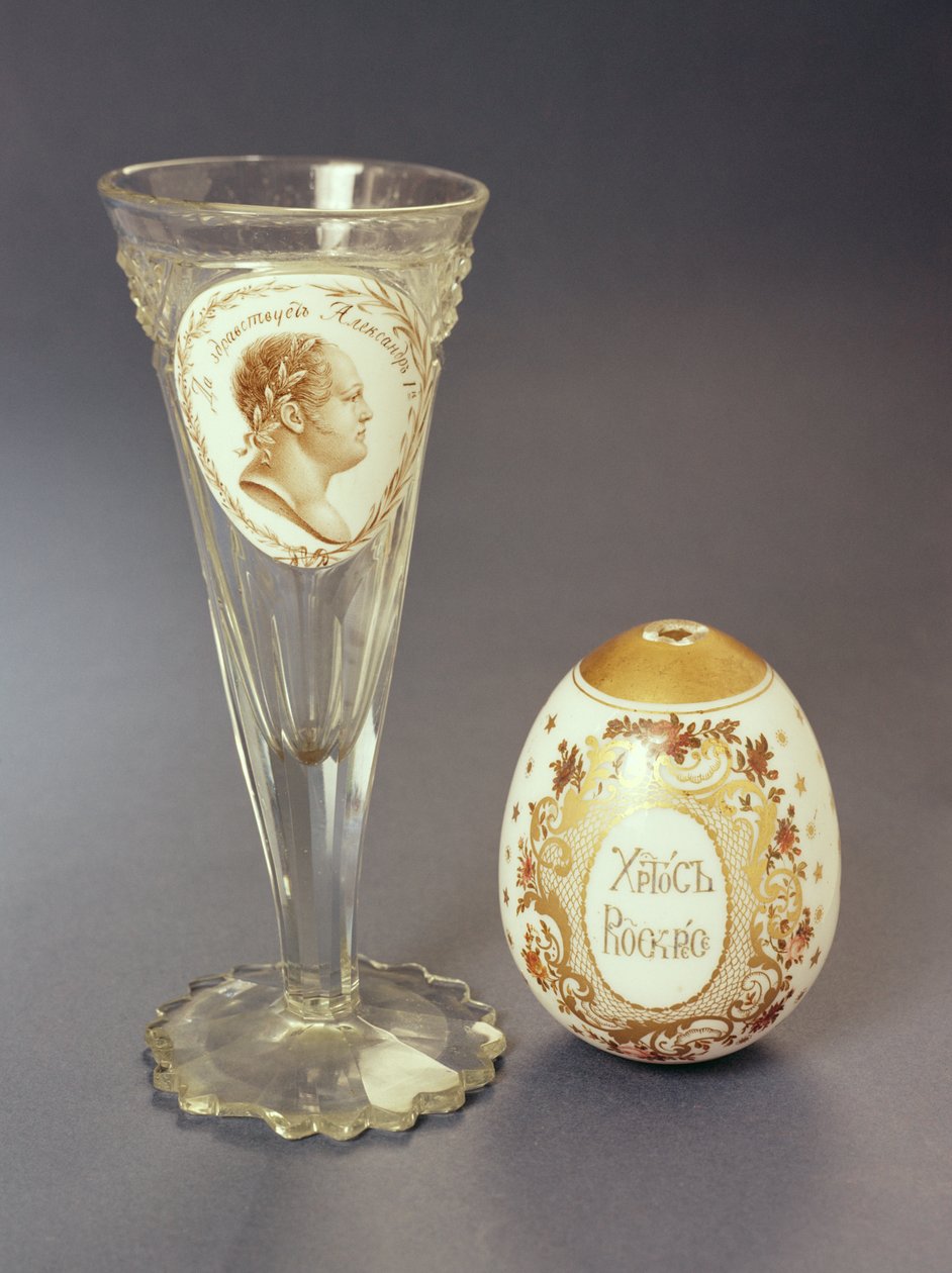 Vinglas med ogenomskinlig plakett med porträtt av Alexander I (1777-1825) ca 1820 och påskägg inskrivet Kristus är uppstånden, ca 1840 (ogenomskinligt vitt glas) av Russian School