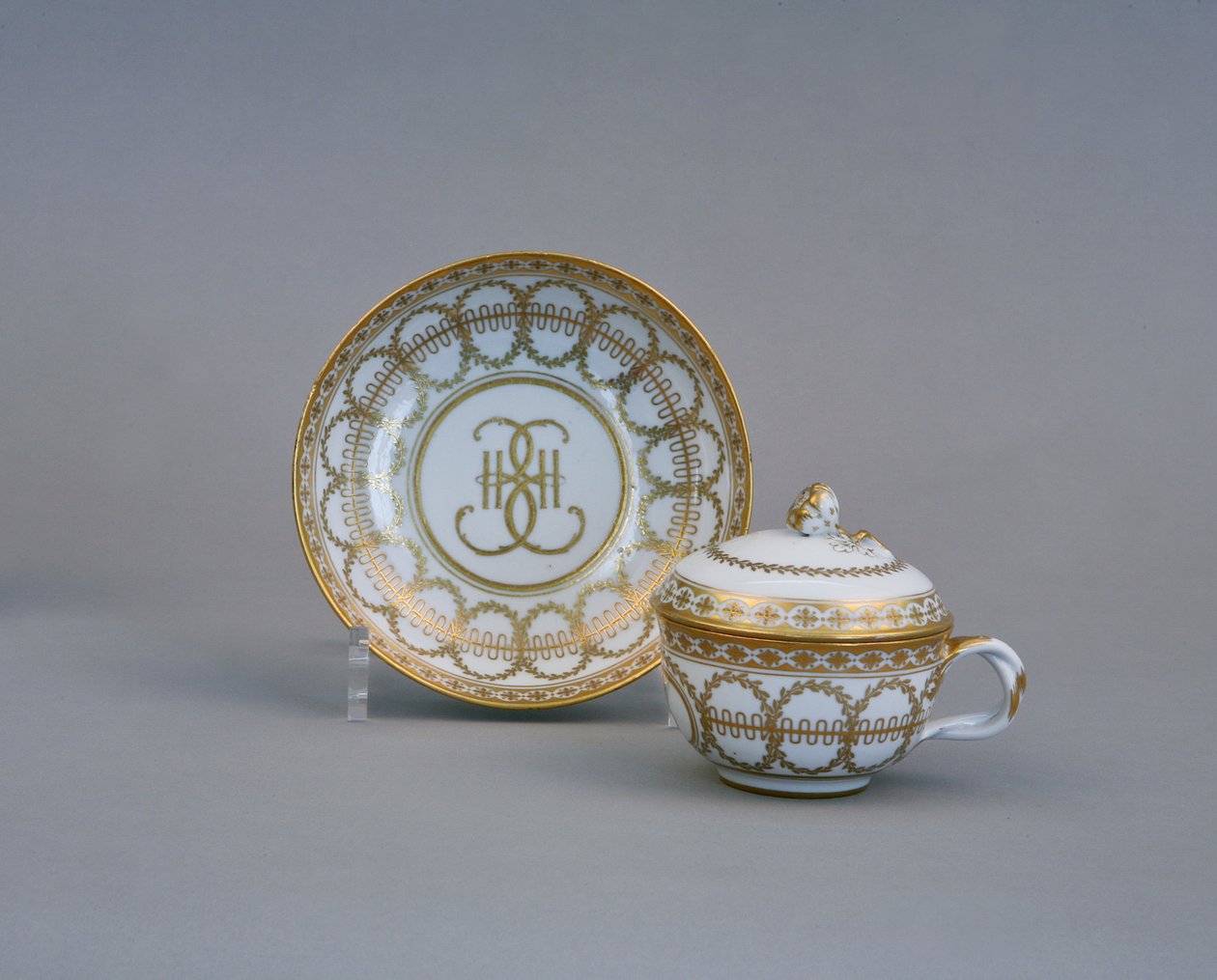 Kopp och fat med monogram från Catherine II Imperial Porslinsfabrik, 1770-1780-talet av Russian Master