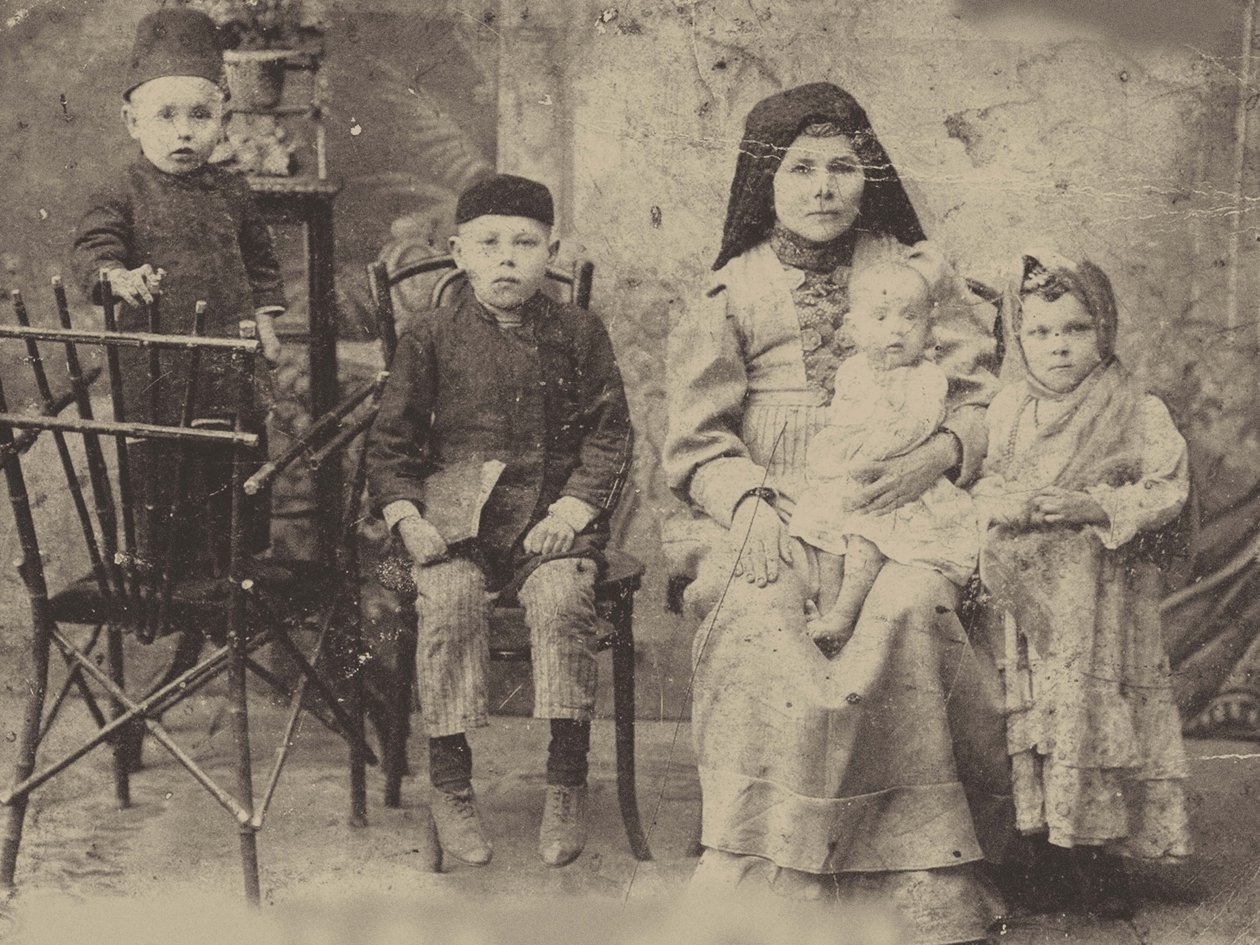 Kazan Tatar Family, ca 1900 (s/v foto) av Russian Photographer