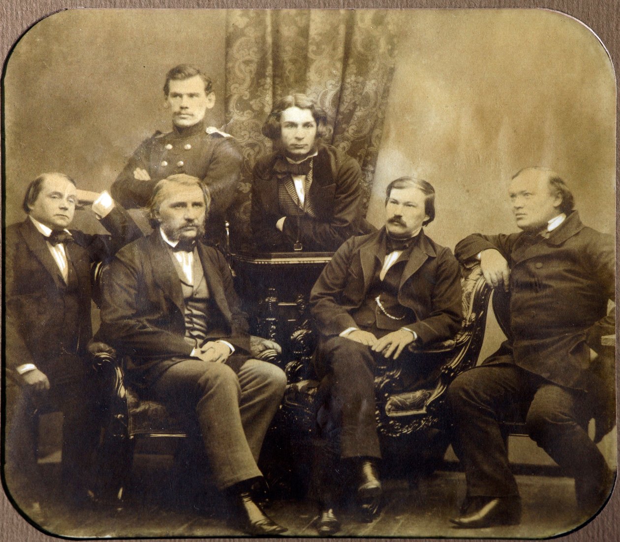Leon Tolstoi (1828-1910) och Dmitri Grigorovitch (1822-1900) - Assis, Ivan Alexandrovitch Gontcharov (1812-1891), Ivan Sergeyevich Tourgueniev (Turgenev, Tourguenieff eller Tourgueneff) (1818-1883), (1818-1883), (Drin Drush Alexander Vasiliev) 1824-1864) e av Russian Photographer