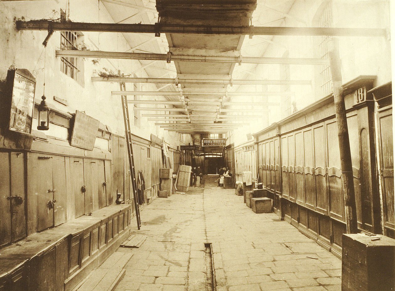 Gå till Icons i GUM eller Universal Main Store, köpcentrum på Moskvas Röda torget. Fotografi från 1886. Ryska statens film- och fotoarkiv, Krasnogorsk De övre handelsraderna på Röda torget i Moskva. Trading ikoner. Albumin av Russian Photographer