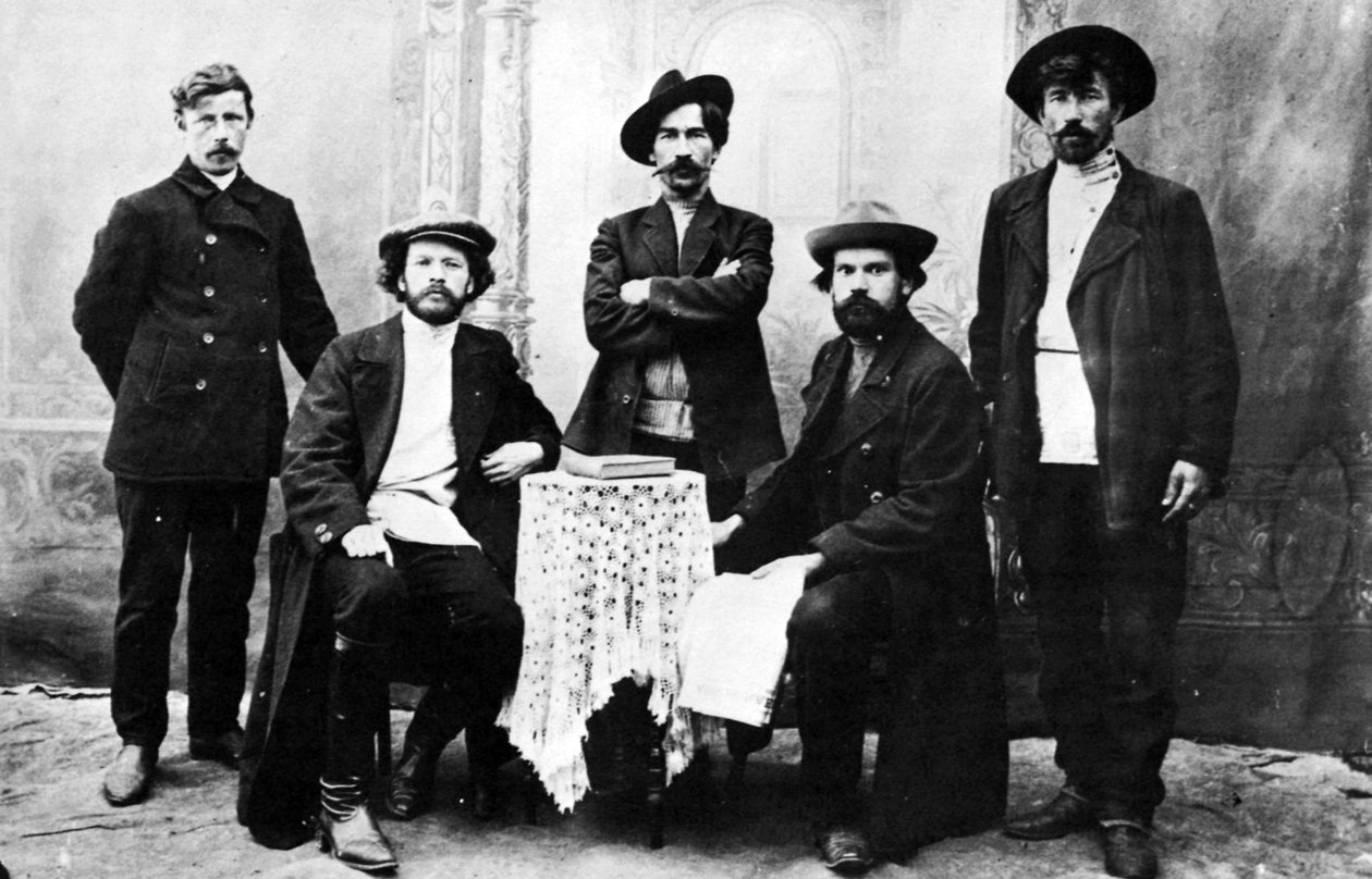 Medlemmar av den ryska terroristgruppen, Narodnaya Volya, ca 1870-80 (s/v foto) av Russian Photographer
