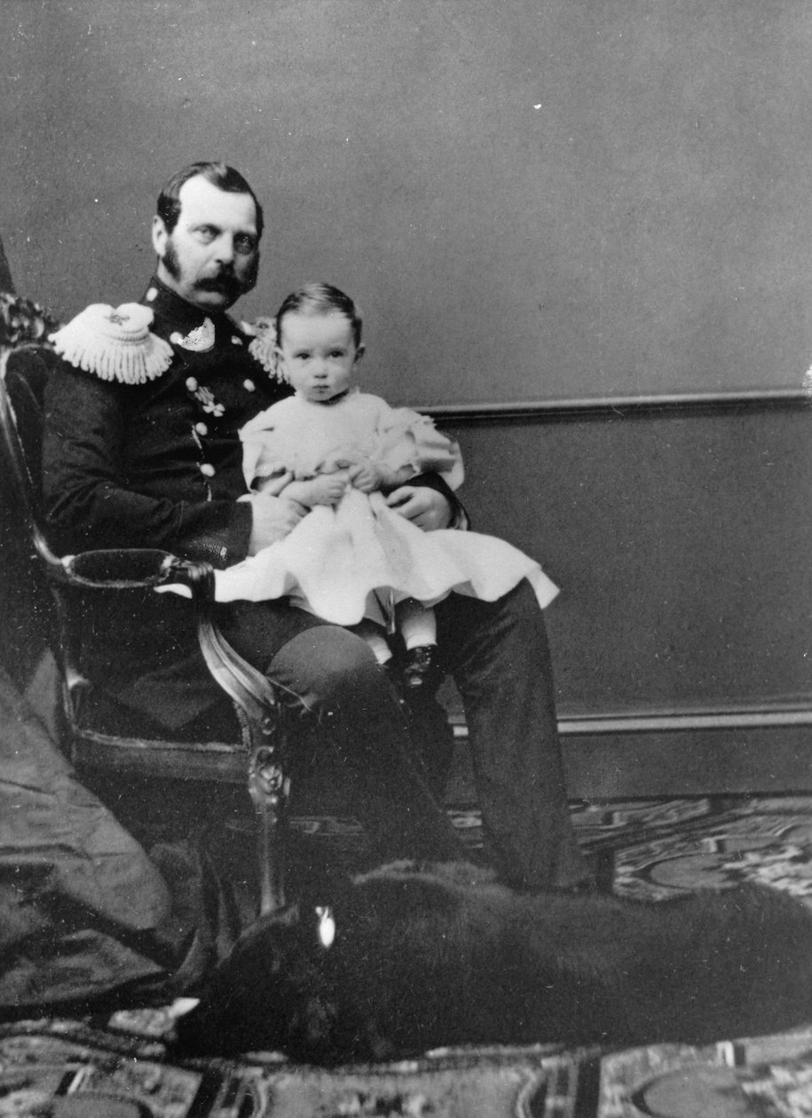 Porträtt av kejsar Alexander II av Ryssland (Alexandre II, Alexandre Nikolaievitch Romanov, Alexander II Nikolaevich) (1818-1881) med sonen, storhertig Paul Alexandrovitch av Ryssland (Pavel Alexandrovitch Romanov) (1860-1919) av Russian Photographer