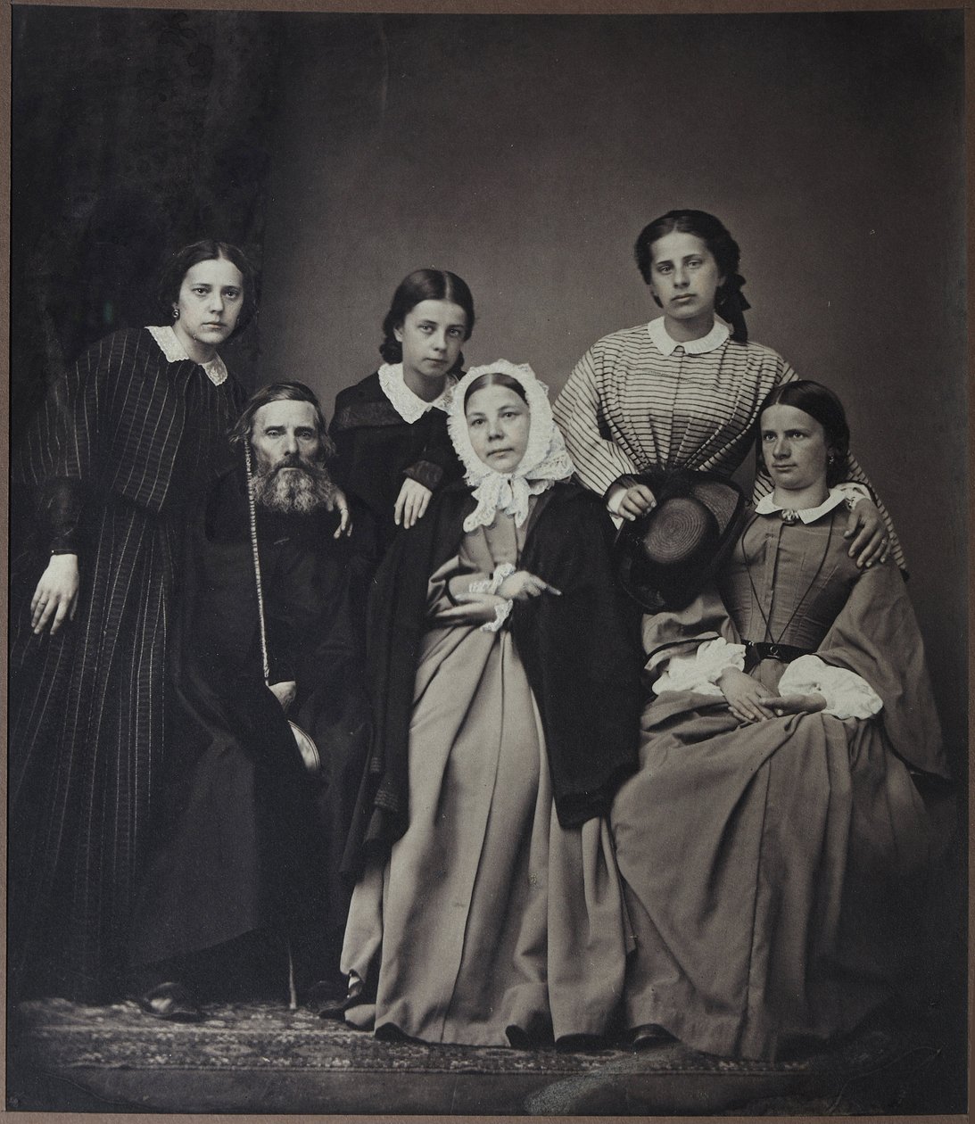 Porträtt av författaren och lexikografen Vladimir Dahl (Dal) (1801-1872) med familj (hans hustru Ekaterina Lvovna Sokolova (1819-1872) och döttrar), Anonym. Albumin foto av Russian Photographer