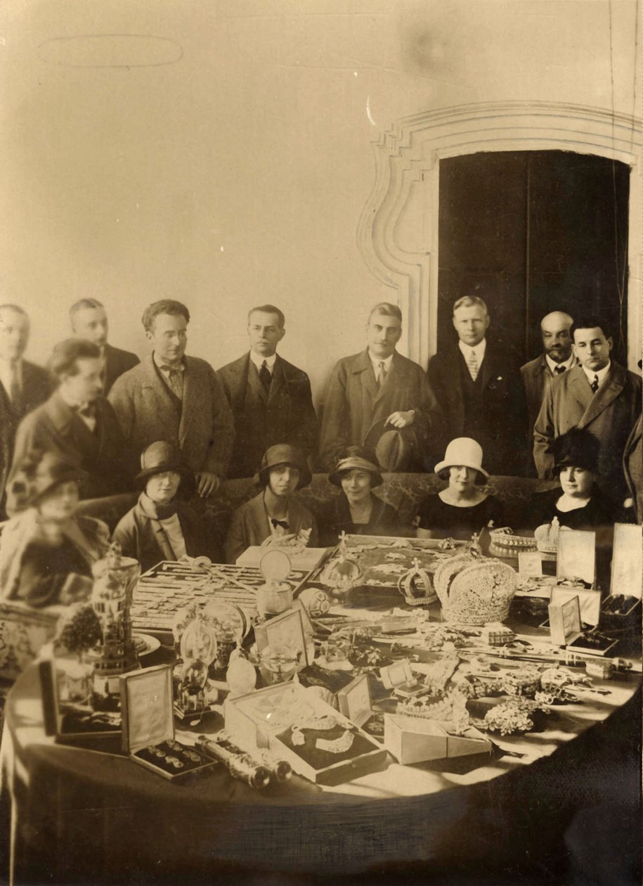 Ryska kronjuveler och Faberge-ägg förberedda för försäljning utomlands av Russian Photographer