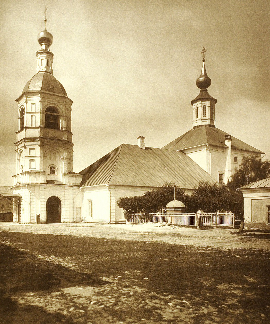 Kyrkan för den livgivande treenigheten (eglise de la Trinite source de vie) på Arbat i Moskva. Albumin foto av Russian Photographer