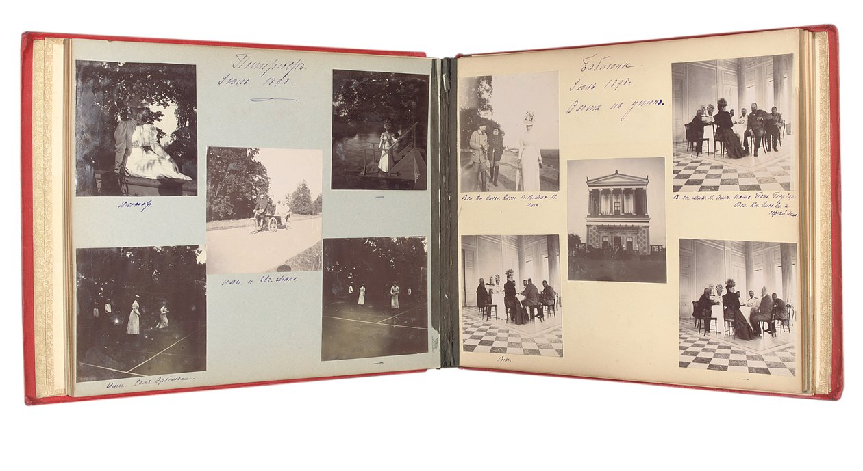 Den ryska kejserliga familjen, sida från ett fotoalbum, ca 1897-99 (s/v foto) (se även 487673-80) av Russian Photographer