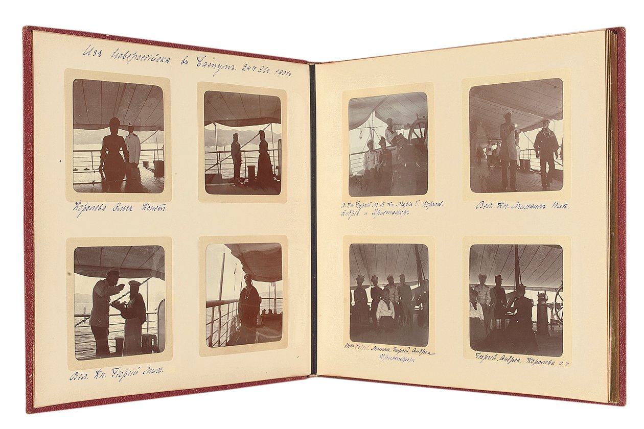Den ryska kejserliga familjen, sida från ett fotoalbum, ca 1897-99 (s/v foto) (se även 487673-80) av Russian Photographer