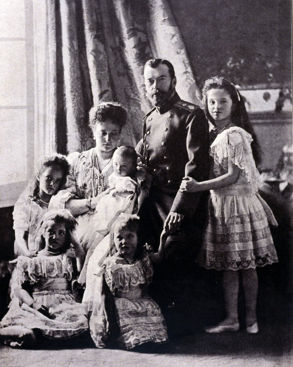 Tsar Nicholas II:s familj (1868 - 1918). Från vänster till höger: Storhertiginnan Tatiana född 11 juni 1897; Storhertiginnan Mary född 27 juni 1899; Storhertiginnan Alexis född 12 augusti 1904; Imponera på Alexandra Feodorovna; tsar Nikolaj II; Storhertigi av Russian Photographer