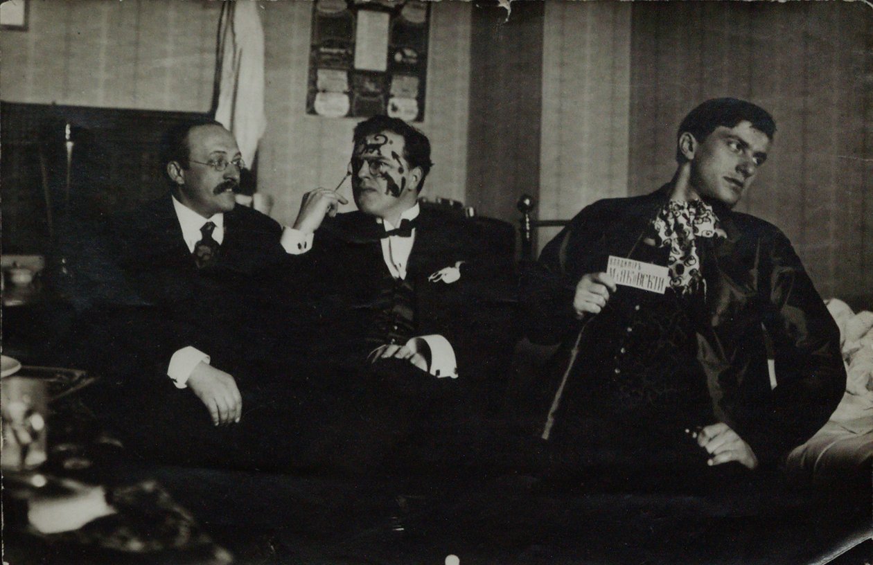Vladimir Mayakovsky (höger) med David Burlyuk (mitten) och Andrei Shemshurin, 1914, Moskva av Russian Photographer