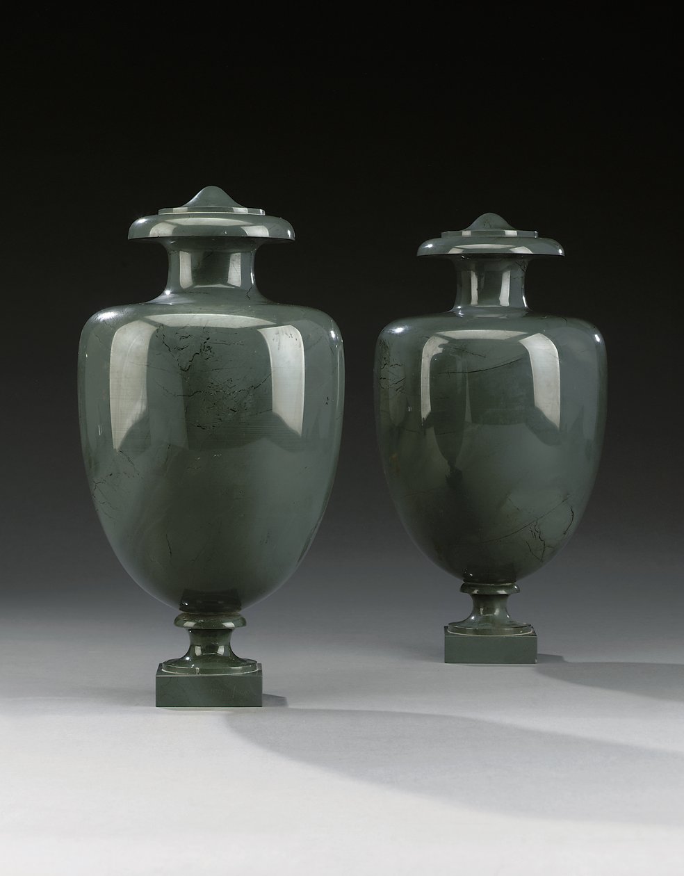 Ett par Kalkan vaser, Peterhof, ca 1800 av Russian School