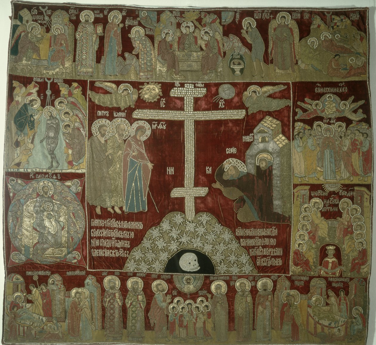 Jungfruns utseende till St. Sergius, 1525 (guld-, silver- och sidentråd, satt med pärlor och rubiner i guldbeslag) av Russian School