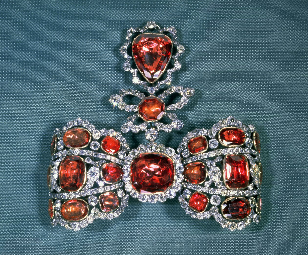 Rosettbrosch satt med briljantslipade diamanter och spineller, av Pfisterer, 1764 (guld, silver, diamanter och spineller) av Russian School
