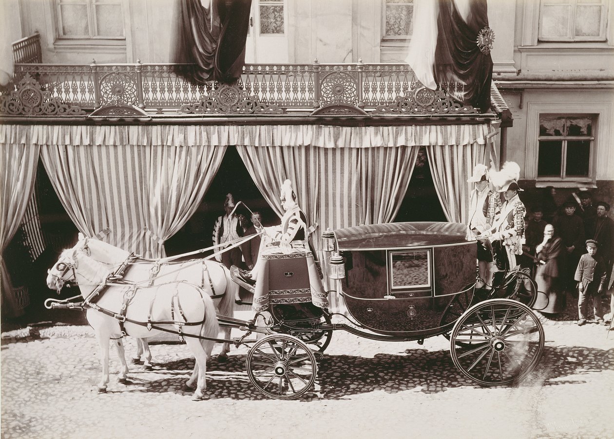 Vagn som anländer till tsar Nikolaj II:s (1868-1918) bröllop med prinsessan Alexandra av Hessen (1872-1918), ca 1896 av Russian School