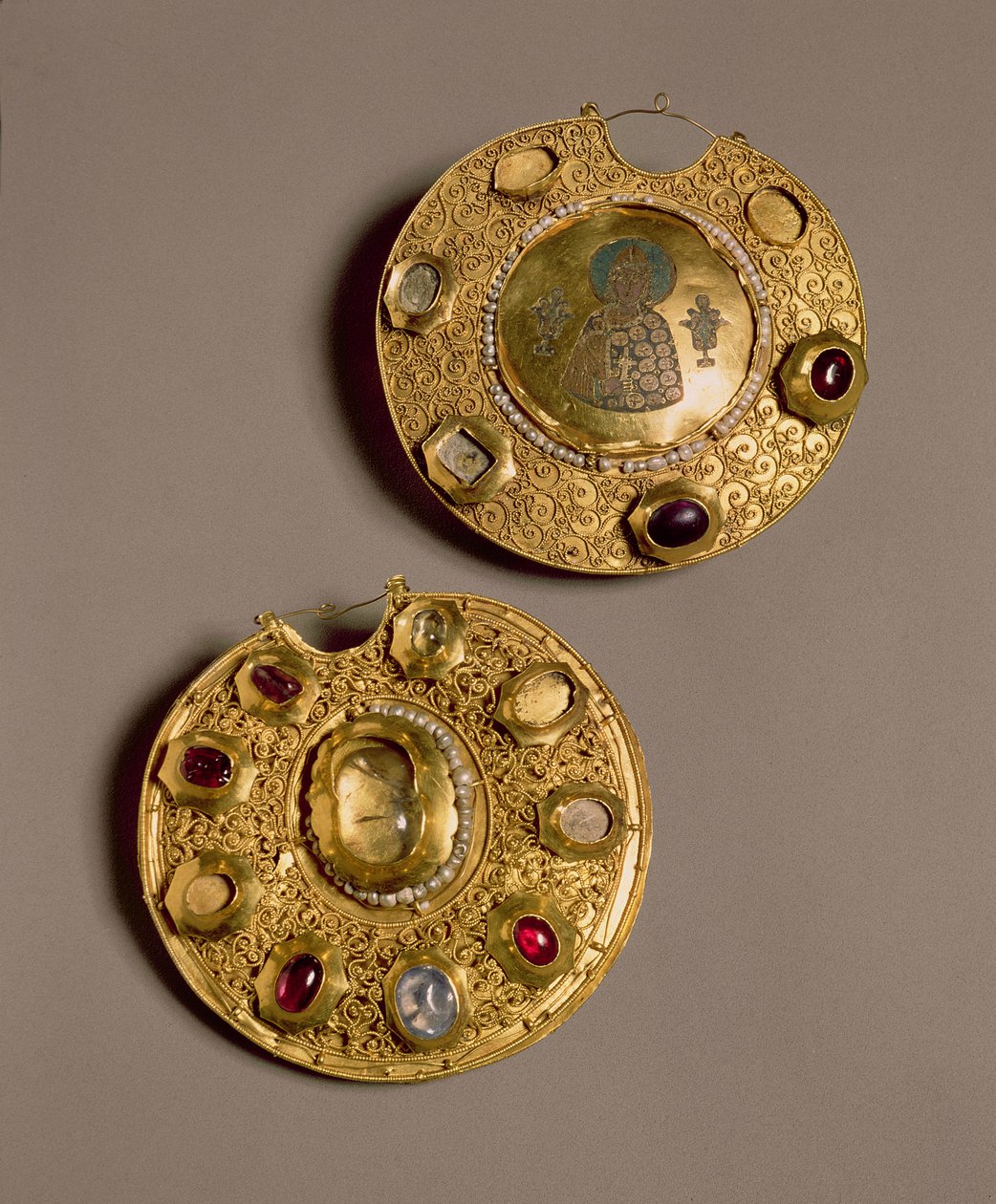 Kolt Medallion, Ryazan (guld med pärlor, emalj och ädelstenar) av Russian School