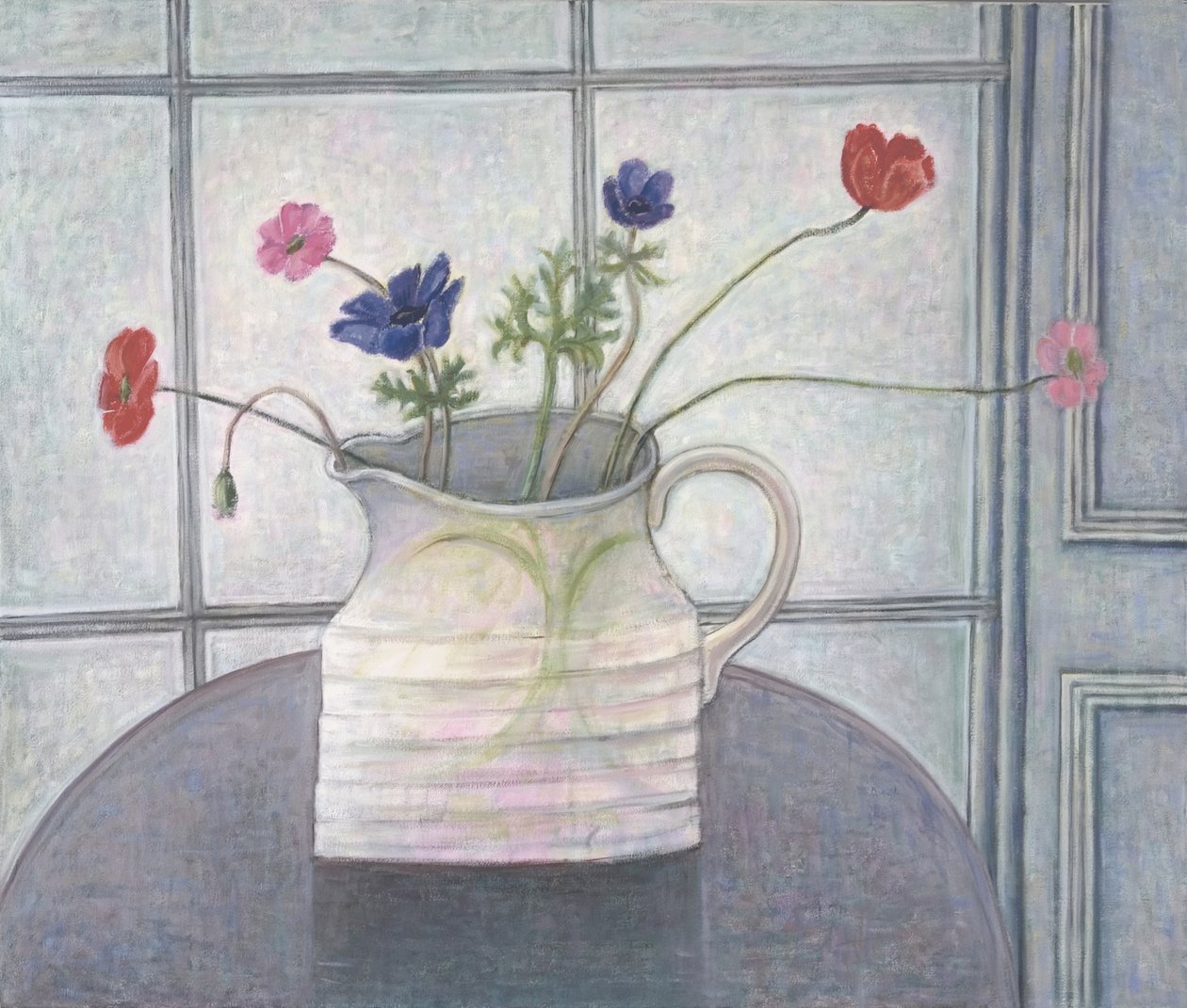 Anemoner och vallmo, 2008 kanna; blommor; stilleben; inetrior; fönster; bord; vit kanna; av Ruth Addinall