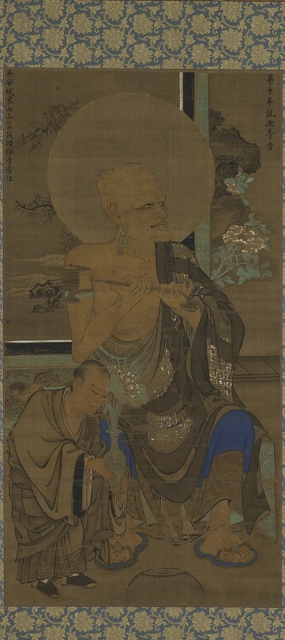 Arhat (Handaka Sonja - Panthaka) sittande; en lärjunge med lotusblommor till höger, Nanbokucho-perioden, mitten av 1300-talet (bläck och färg på siden) av Ryozen