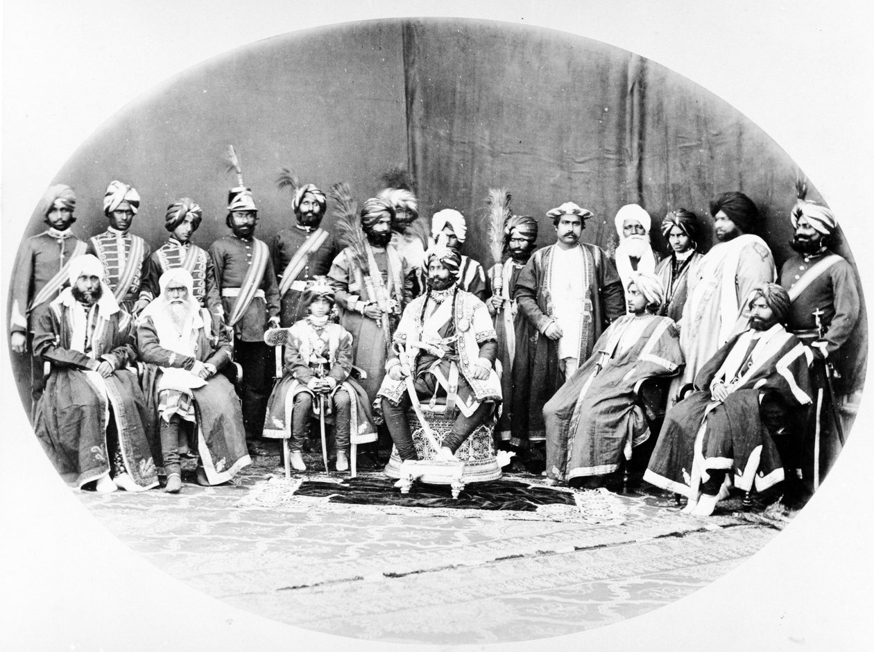 Ranbir Singh, maharadja av Jammu och Kashmir och svit, 1877 av S. and Shepherd, C. Bourne