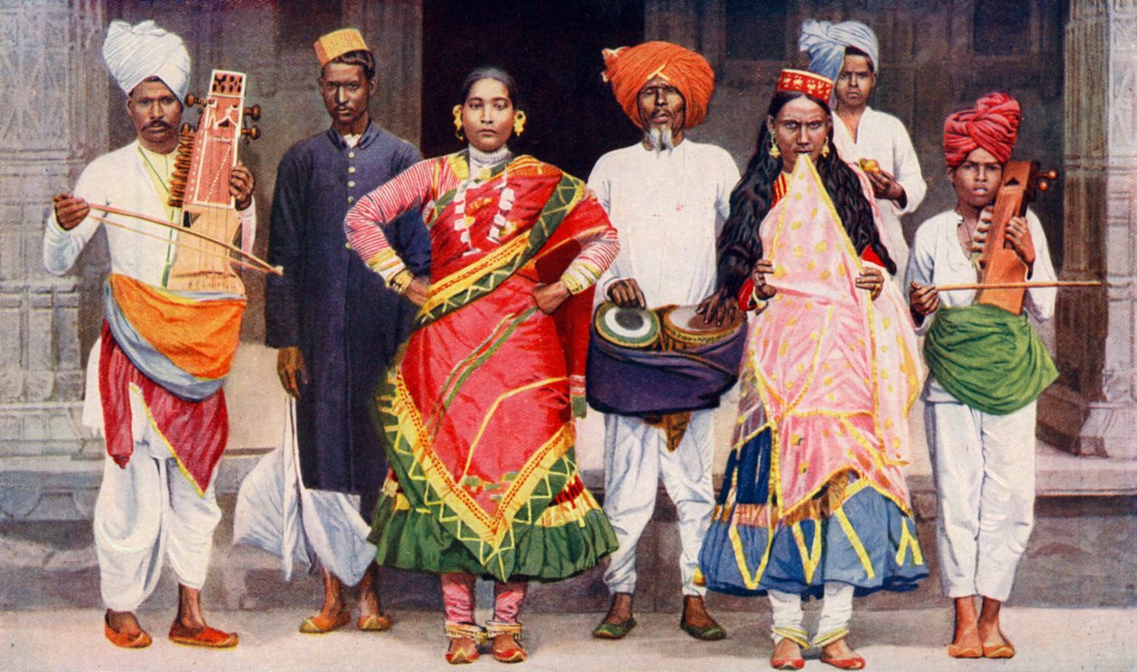 Nautch-dansande flickor med medföljande musiker, Indien, 1922. av SR Norton