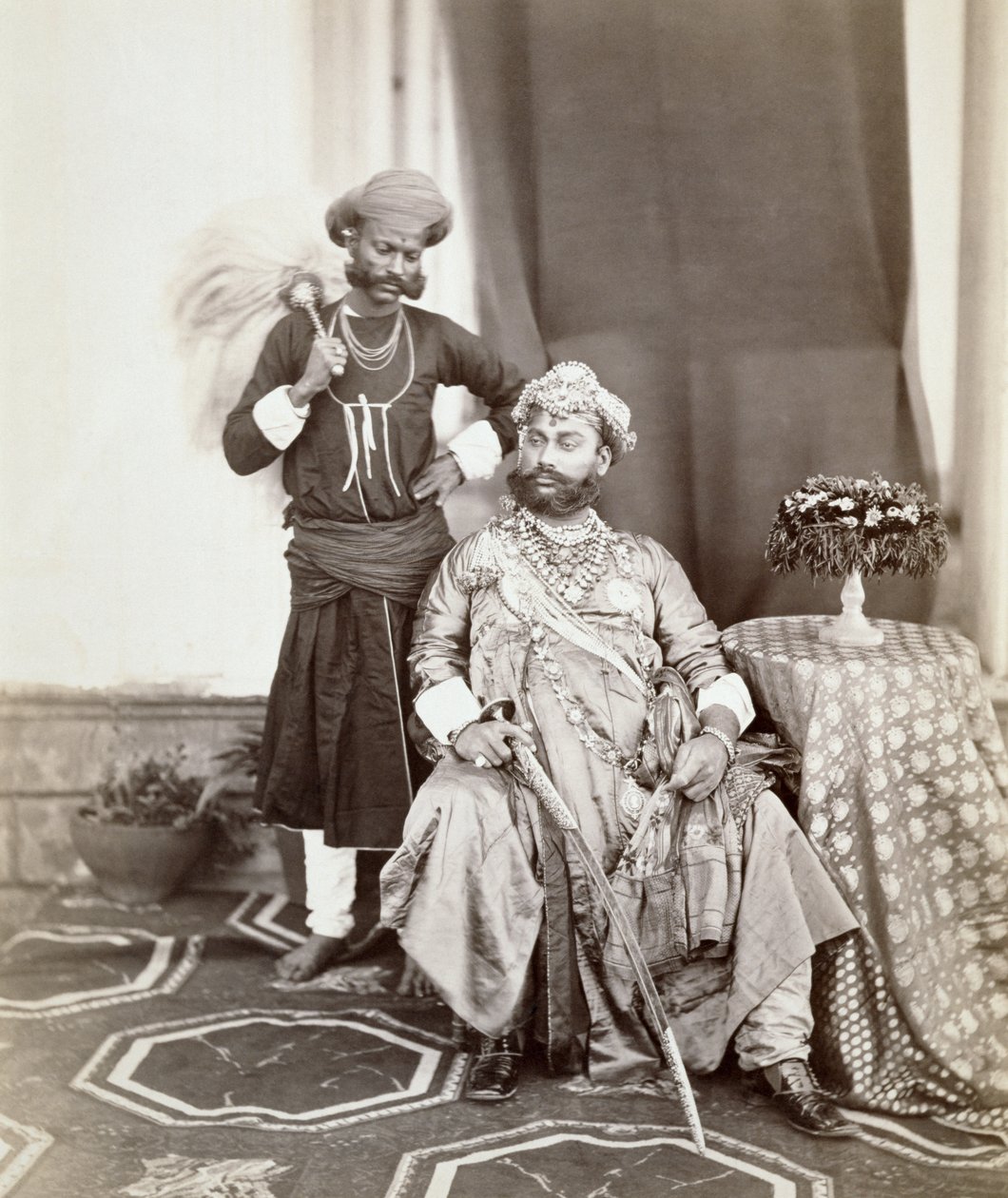 His Highness Maharaja Tukoji Rao (1844-86) II av Indore och skötare, 1877 (albumintryck) av S. and Shepherd, C. Bourne