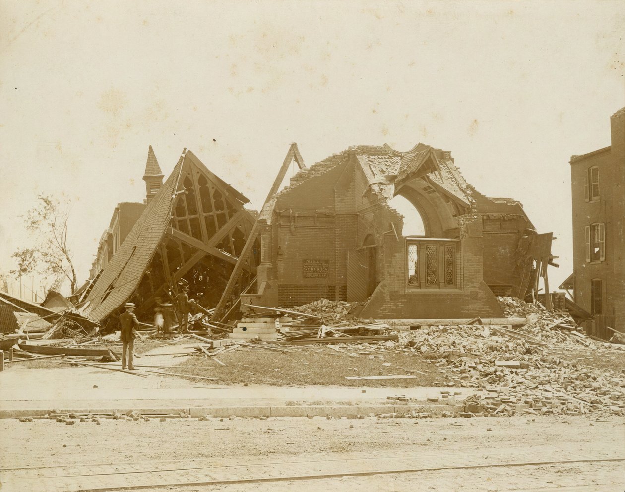 Damage at Mt. Cavalry Church from the 1896 tornado in St. Louis av Samborsky