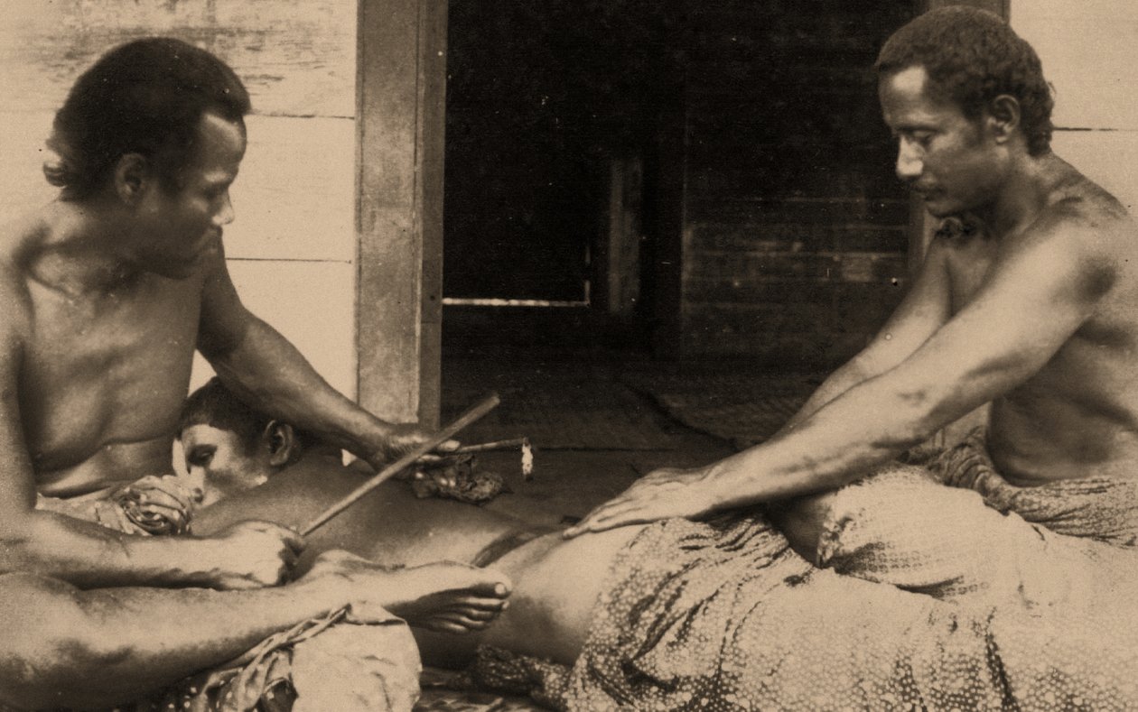 En samoansk man som tatueras, ca 1895 sepia Foto av Samoan