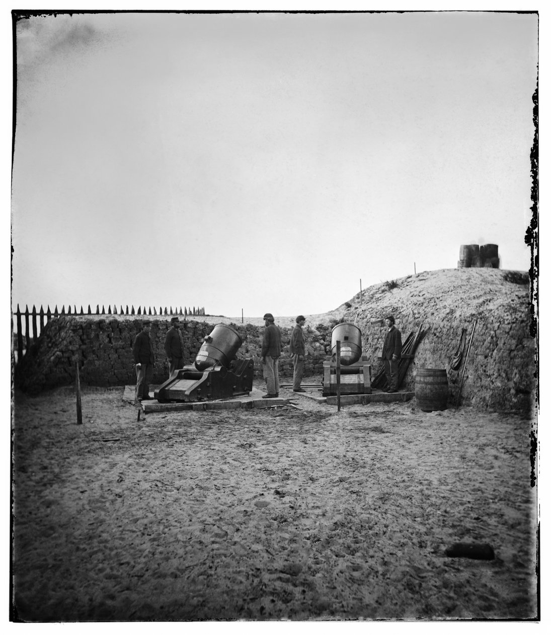 Federalt 10-tums granatkastarbatteri på Morris Island, SC, 1865 av Samuel A. Cooley