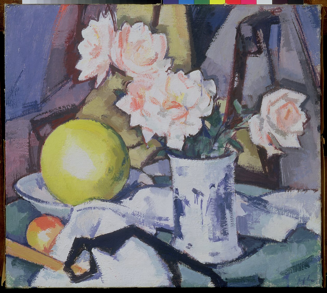 Blå och vit vas, rosor, melon och apelsin av Samuel John Peploe
