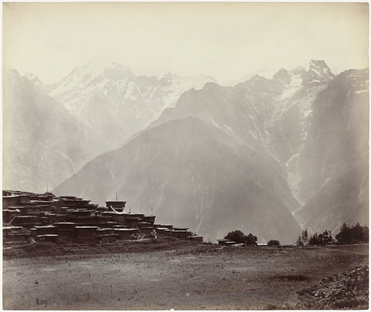 Vy över Chini med Himalaya i bakgrunden Panoramautsikt över Chini (originaltitel) av Samuel Bourne (attributed to)