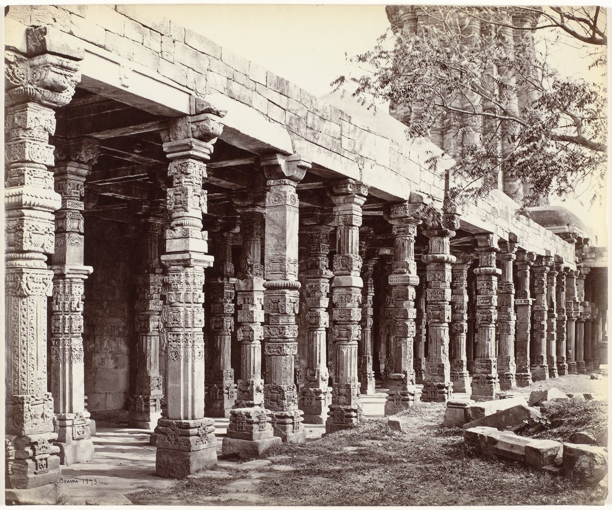Colonnade mötte ornamenten aan de basis van de Qutb Minar i Delhi Colonnade of Hindoo Pillars, at the Kútub, East Side (originaltitel på objektet) av Samuel Bourne (signed by artist)