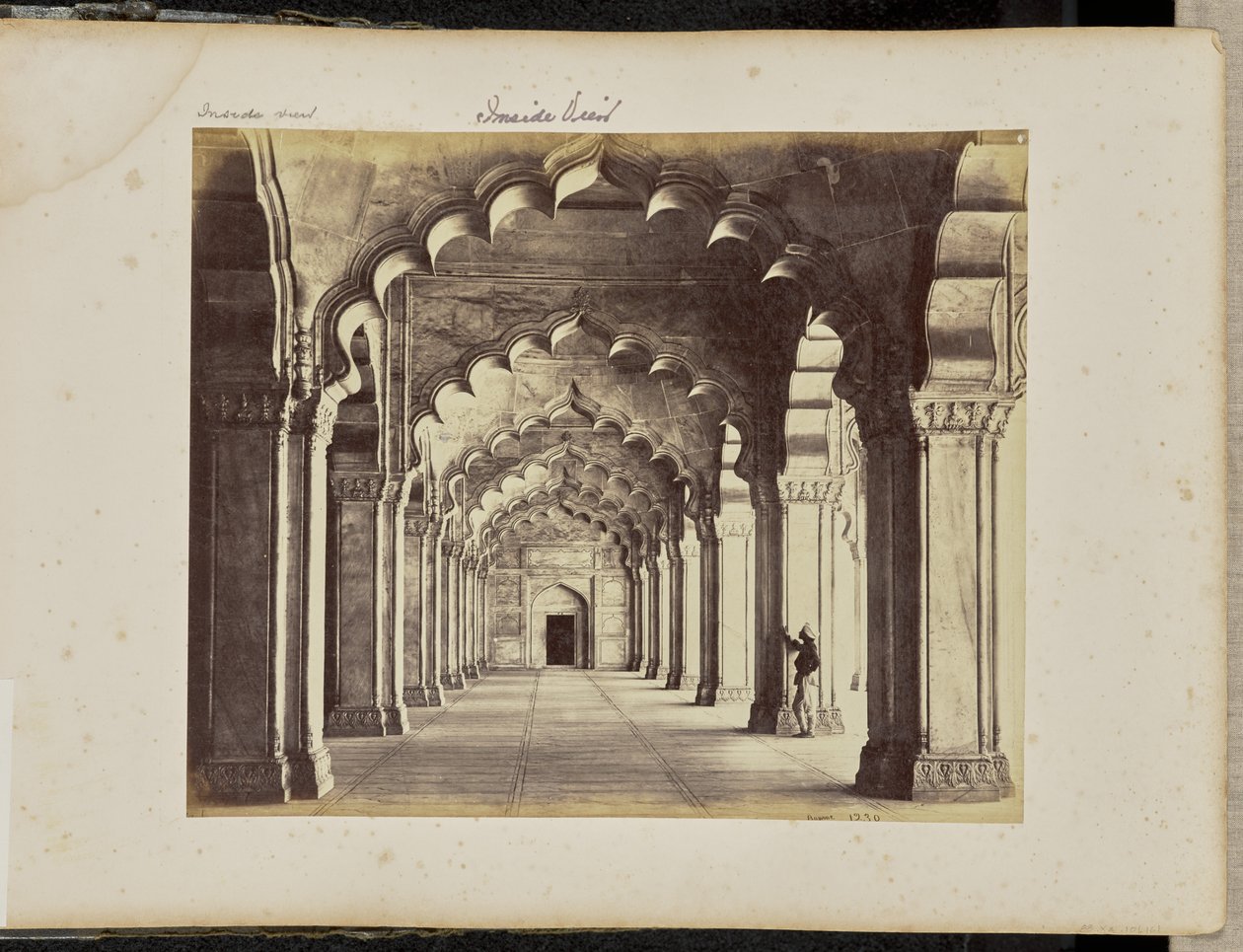 Agra; interiör av Motee Musjid, som visar mittgången av Samuel Bourne
