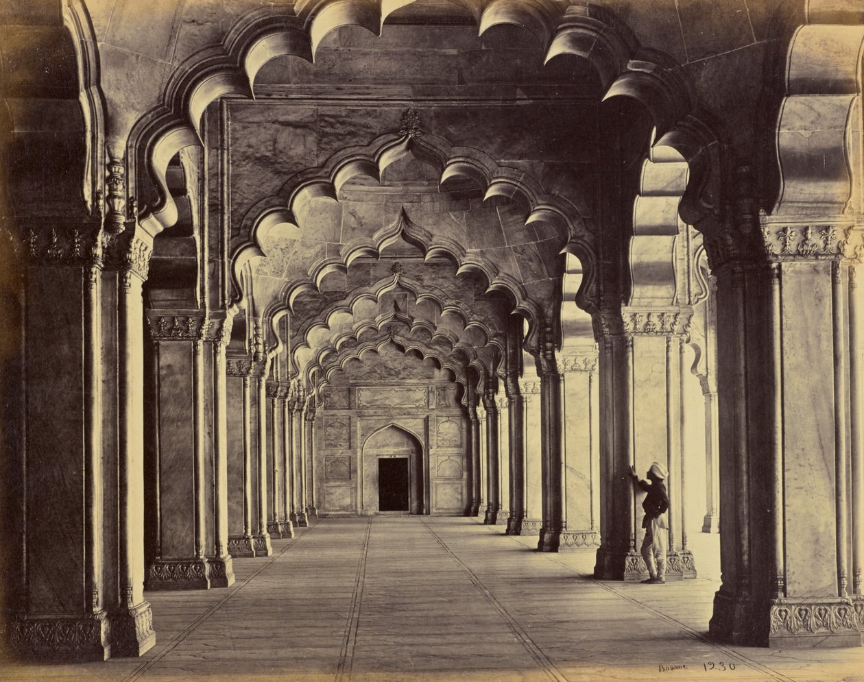 Agra - Interiör av Moti Masjid, med mittskeppet av Samuel Bourne