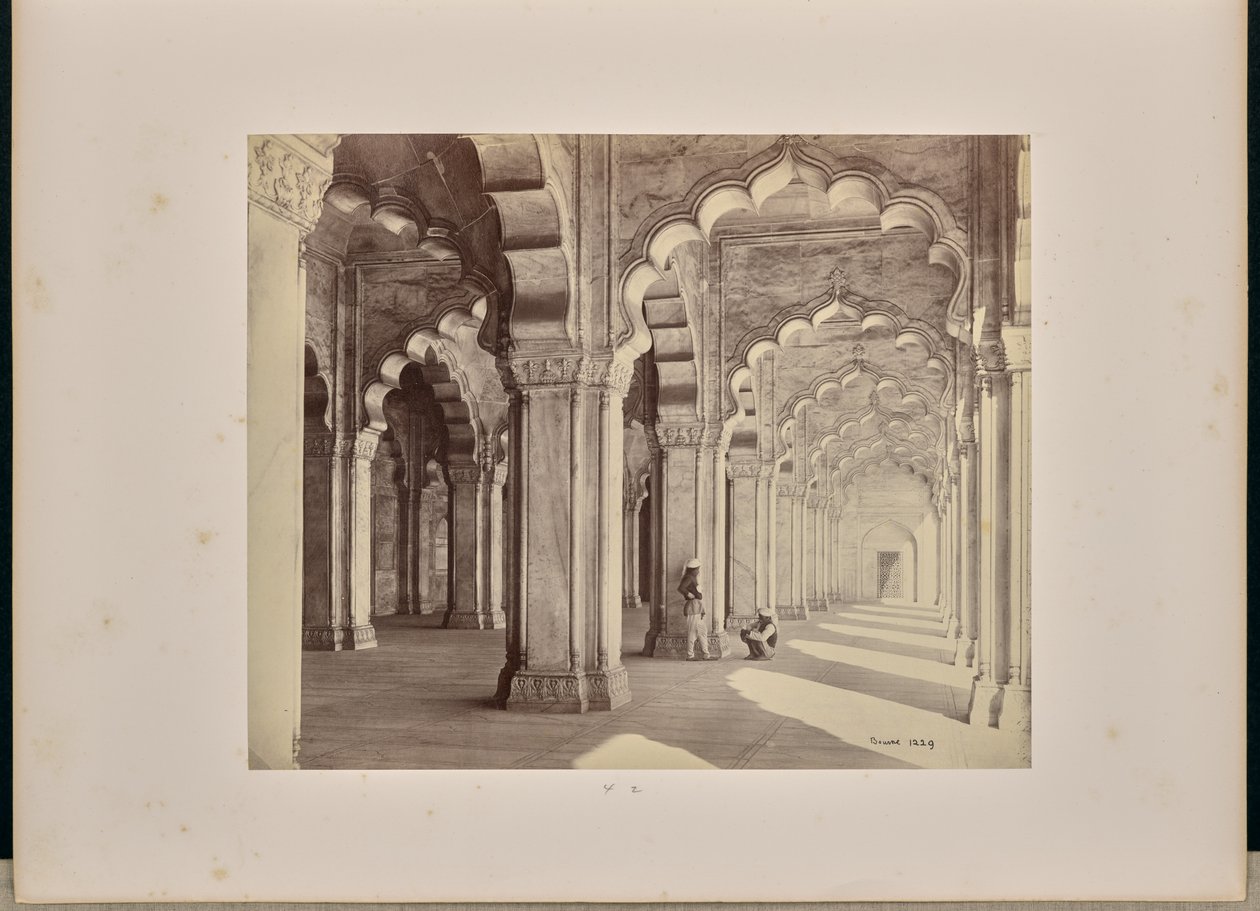 Agra; interiör i Moti Masjid med saracenska bågar och pelare av marmor av Samuel Bourne