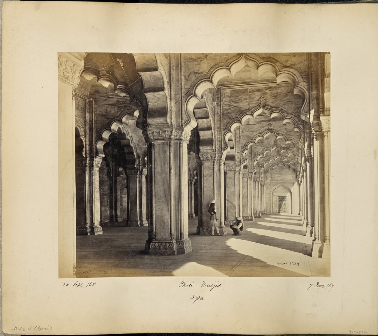 Agra; interiör i Motee Musjid med saracenska bågar och pelare av marmor av Samuel Bourne