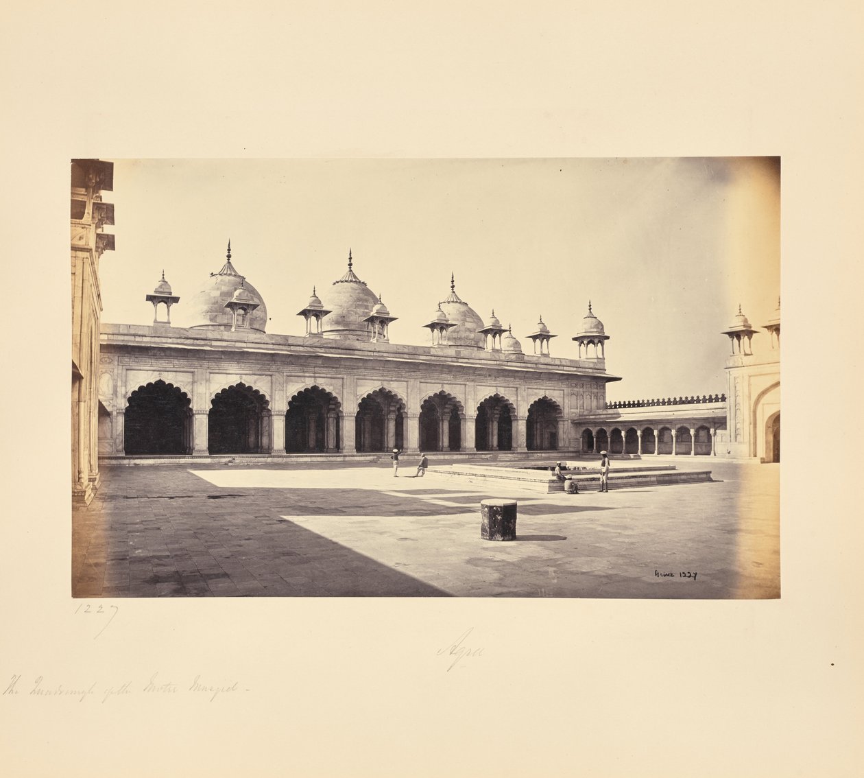 Agra; fyrkanten vid Motee Musjid (Pärlmoskén) av Samuel Bourne