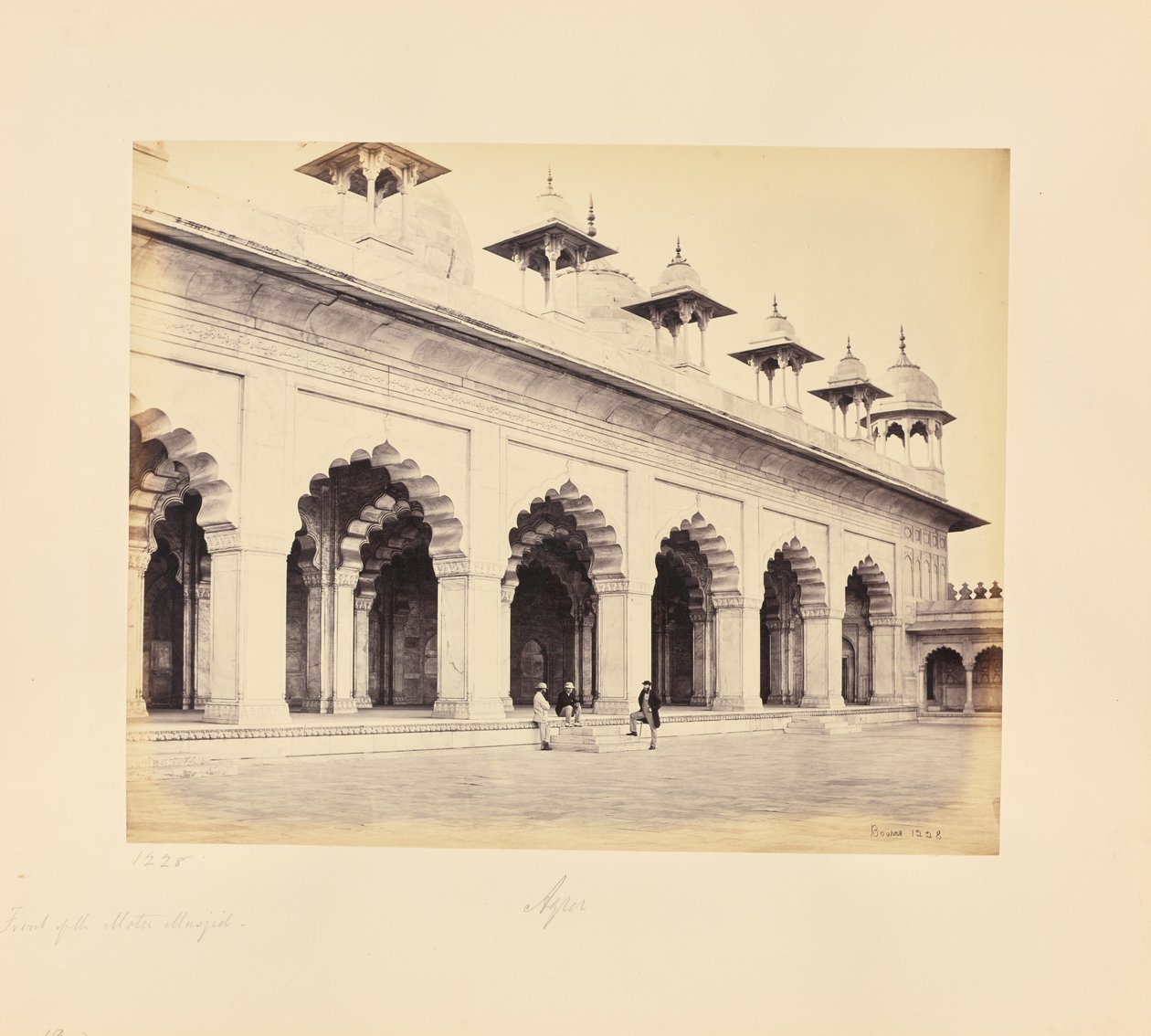 Agra; Moti Masjids fasad av Samuel Bourne