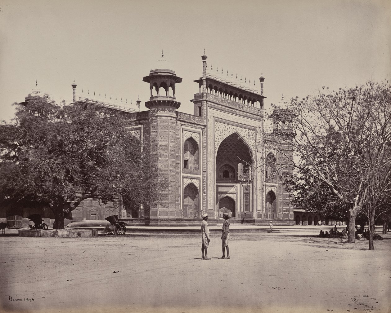 Agra. Porten till trädgårdarna kring Taj Mahal av Samuel Bourne