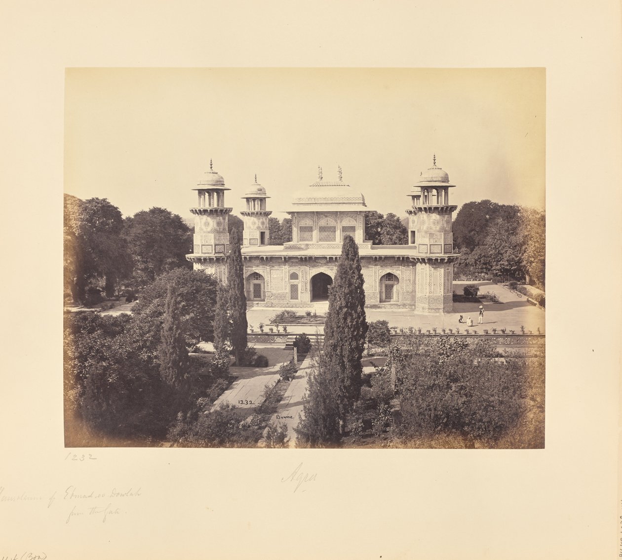 Agra; Prins Etmad-Dowlahs mausoleum, från porten av Samuel Bourne