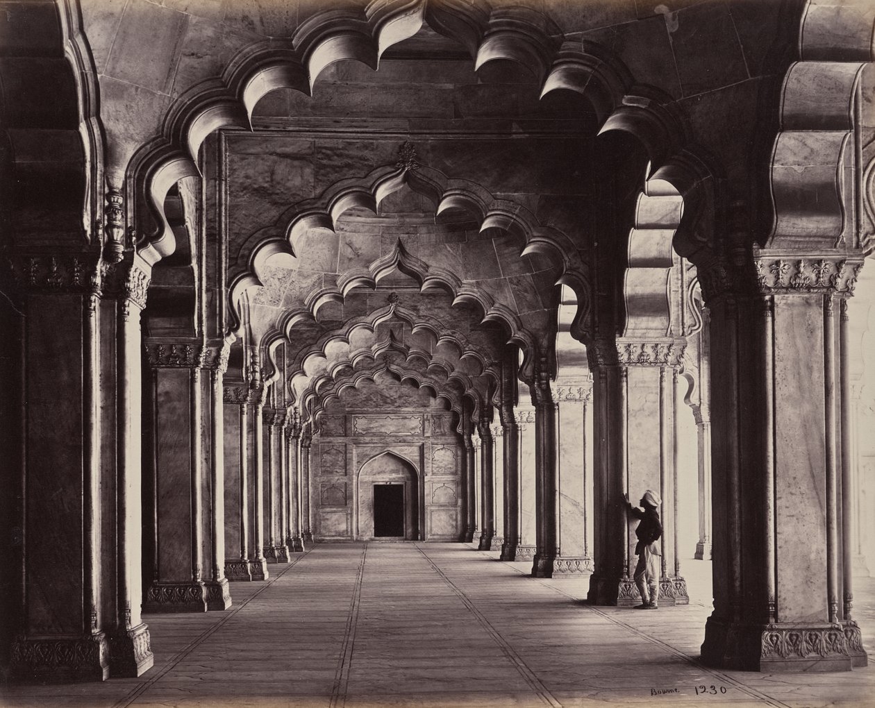 Agra. Moti Masjid, Pärlmoskén. Vy över hela sidoskeppet av Samuel Bourne