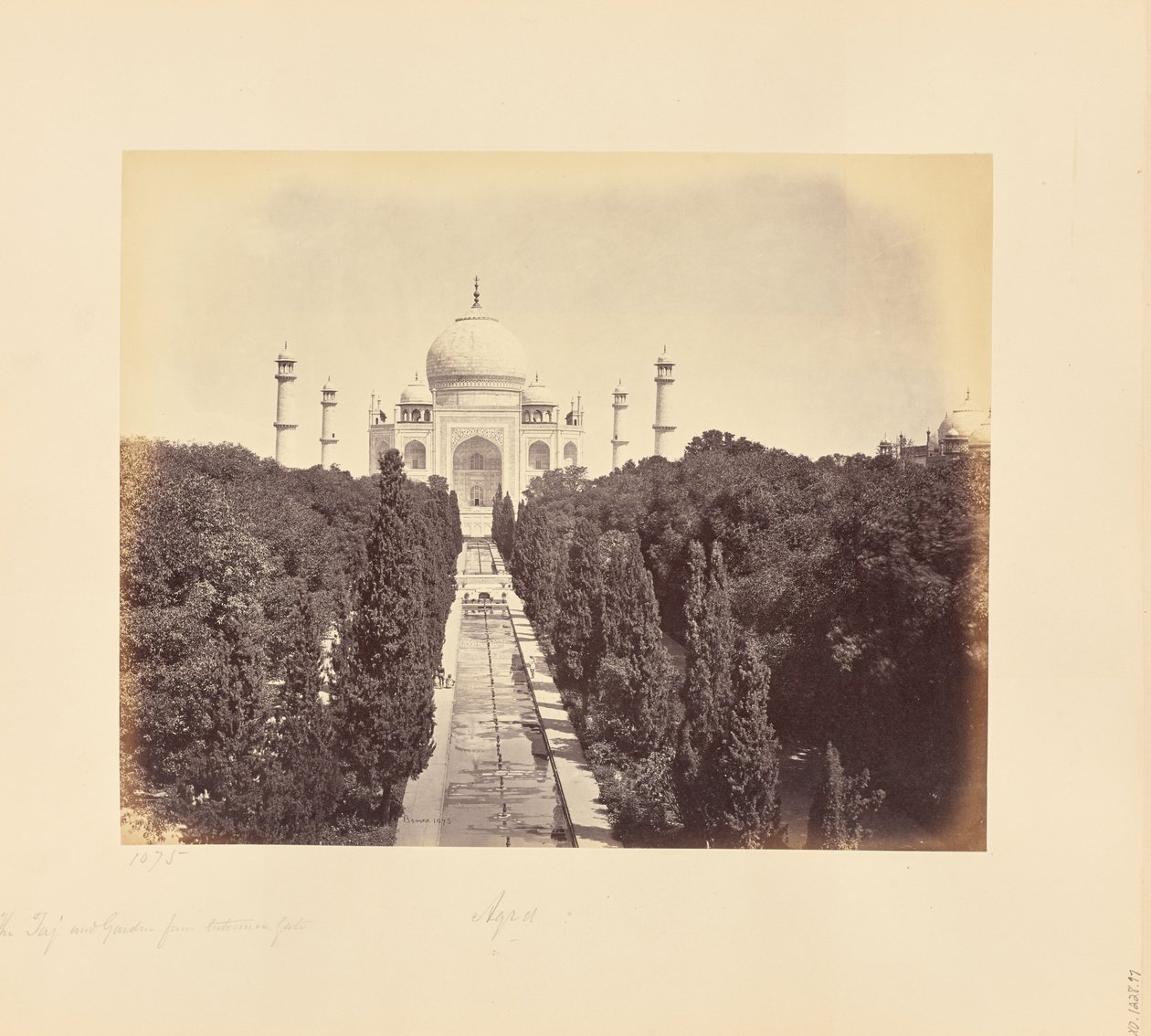 Agra; Taj och trädgården, sedd från ingångsporten av Samuel Bourne