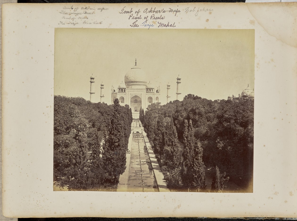 Agra; Taj och trädgården, från ingångsporten av Samuel Bourne