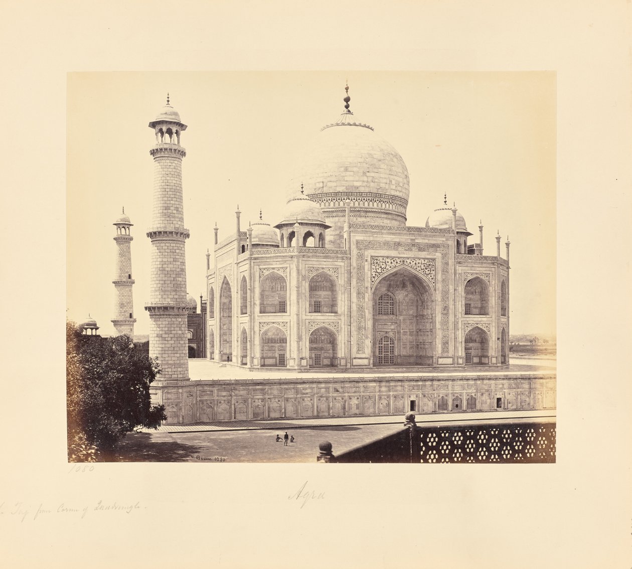 Agra; Taj, från hörnet av fyrhörningen av Samuel Bourne