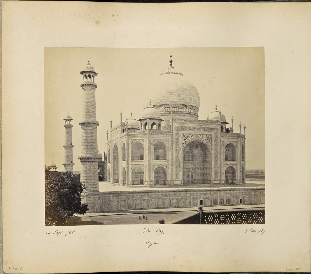 Agra; Taj sett från hörnet av fyrkanten av Samuel Bourne