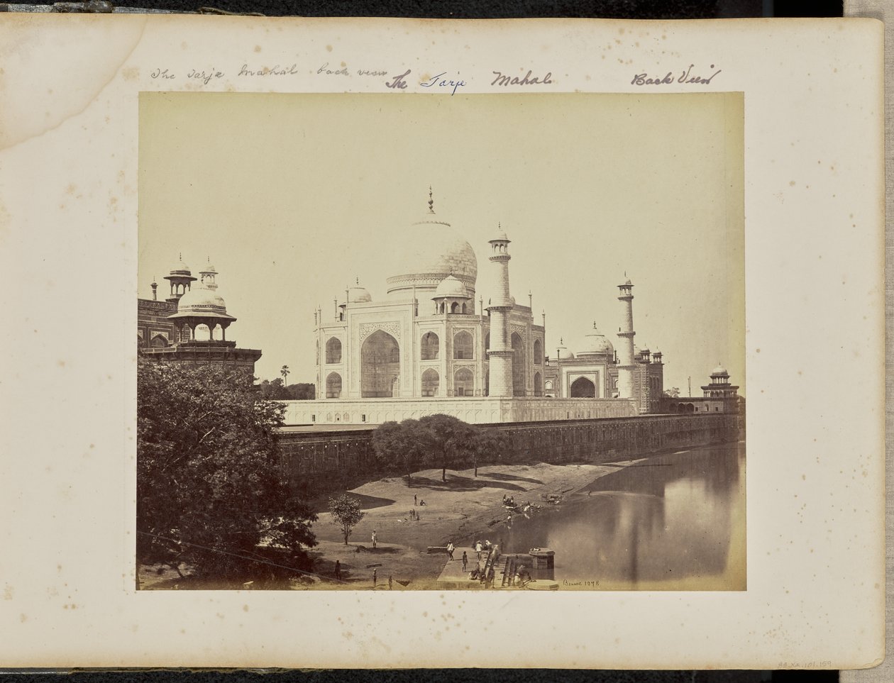 Agra; Taj Mahal från floden av Samuel Bourne