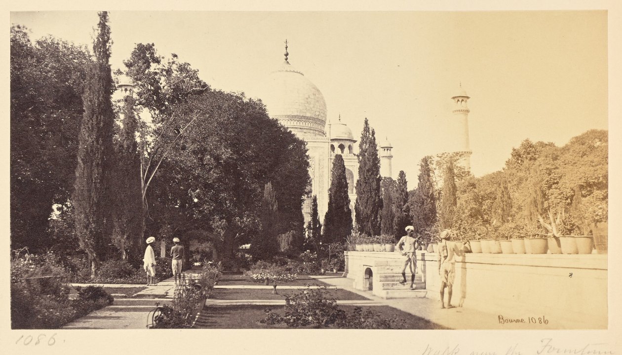Agra; Taj sedd från gången nära fontänen av Samuel Bourne