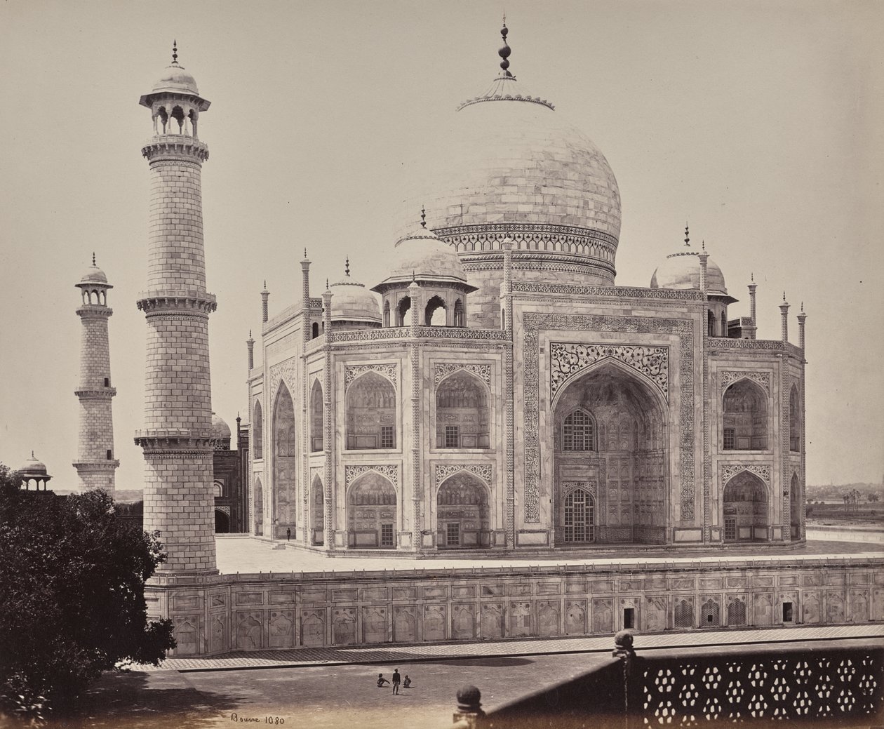 Agra. Vy över Taj från ett hörn i fyrkanten av Samuel Bourne